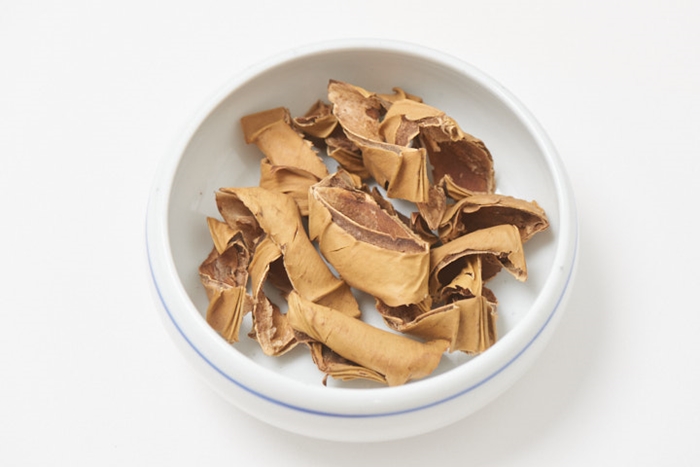 잘라서 말린 작두콩 꼬투리와 콩알